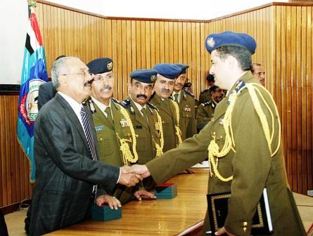 رئيس الجمهورية يكرم أحد الخريجين